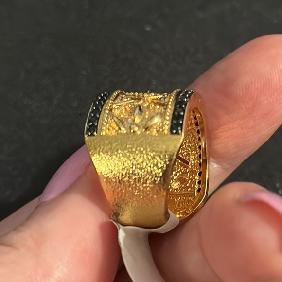 Black Cut stones and Gold Statement Ring - Picture 4 of 5